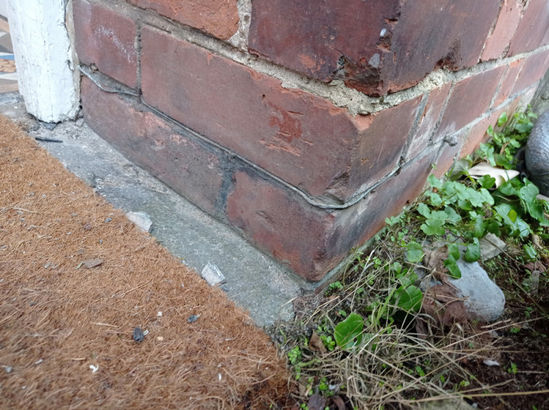 Visible and intact damp proof course